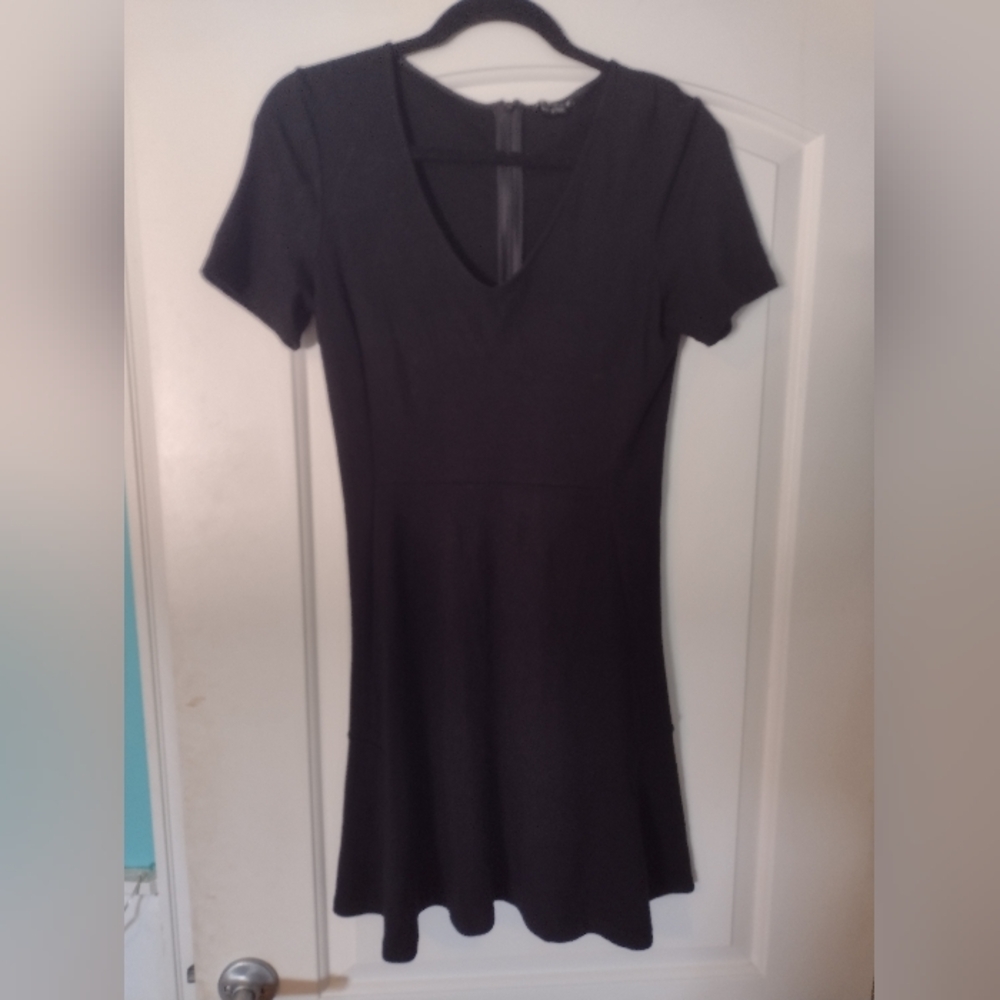 Theory black v-neck dress size 8 good used condition